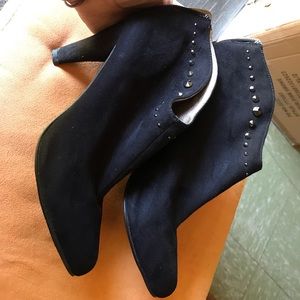 Black Sude Booties Perfect for Fall or Winter🤞🏽